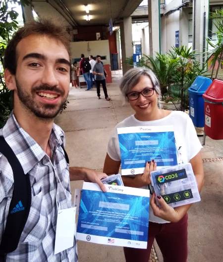 O EPPGG Bruno Rozenberg e a professora Gabriela Gontijo com seus certificados de participação no STEM TechCamp. Foto: Bruno Rozenberg (SEE/MG)